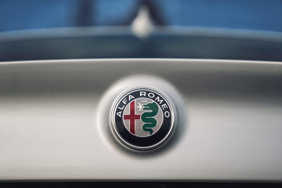 Логотип Alfa Romeo Giulia Q2 (952) 2016 года  (UK) (фото 23 из 43)